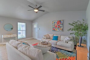 Books - Cozy Austin Townhome, ~ 15 Mi to Downtown! (Austin)