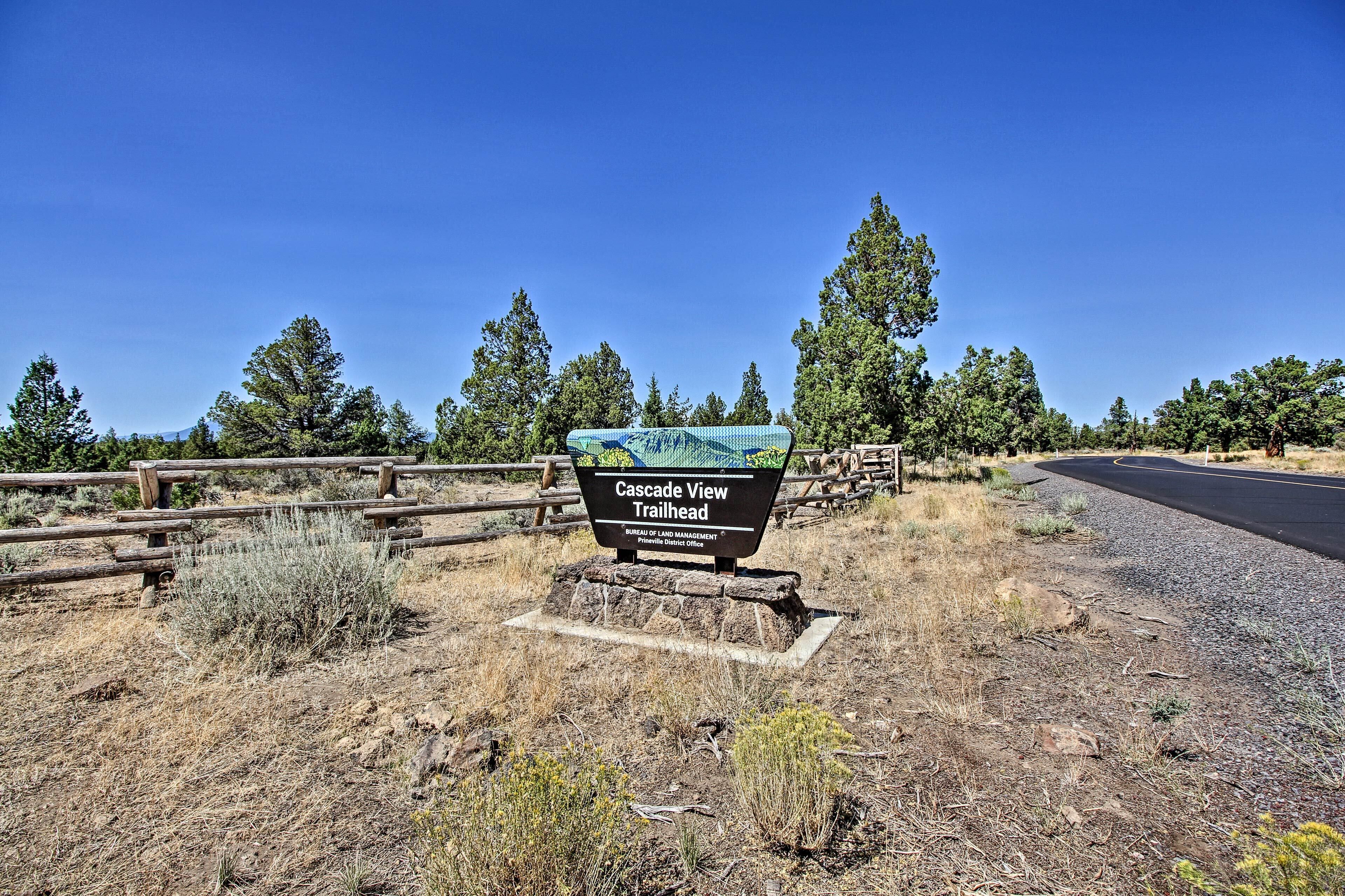 A sign for Cascade View Trailhead with a clear sky and dry grass in the foreground.