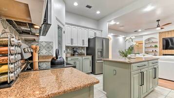 Villa (6 Bedrooms) | Private kitchen