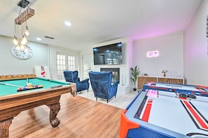 Une table de billard avec une horloge, une table de billard avec un néon, et une table de billard avec un néon.