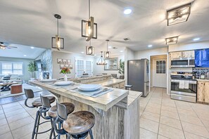 House (6 Bedrooms) | Interior