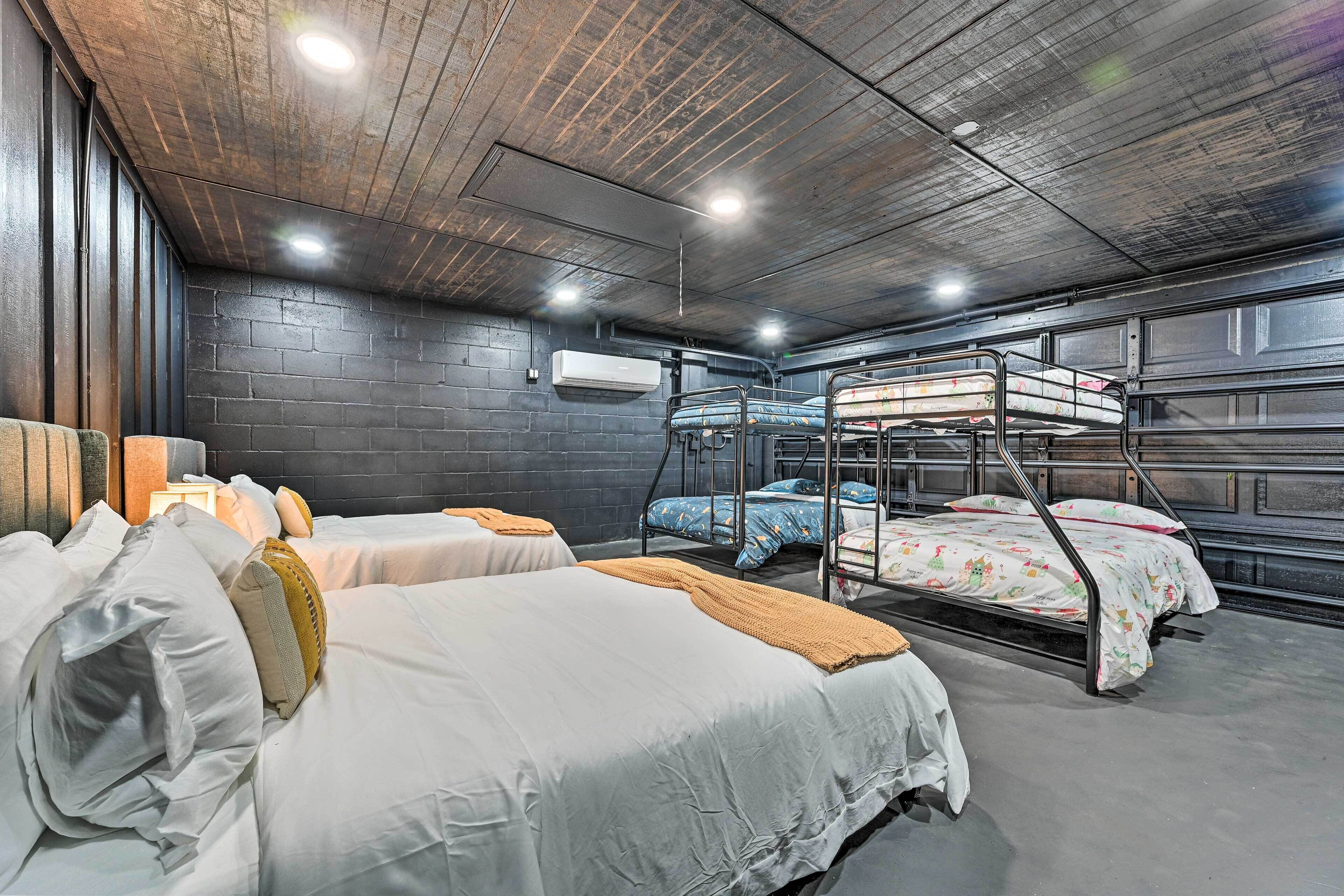 House (6 Bedrooms) | Interior