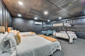 House (6 Bedrooms) | Interior