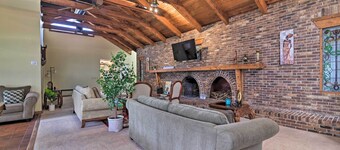 Grand Valrico Home w/ Deck, Fire Pit & Yard!