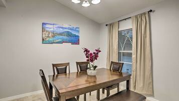 House (4 Bedrooms) | Interior