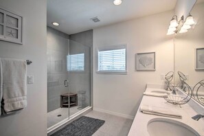 Bathroom - Pensacola Resort Escape: Steps to Beach Club! (Pensacola)