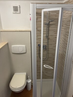 Bruser, hårtørrer, bidet, Toiletpapir