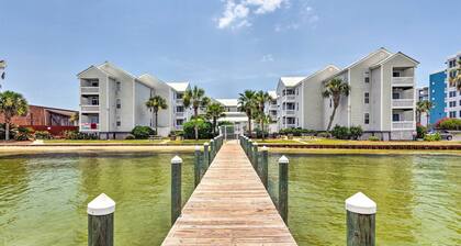 Fort Walton Beach Condo: Walk to Local Beach!