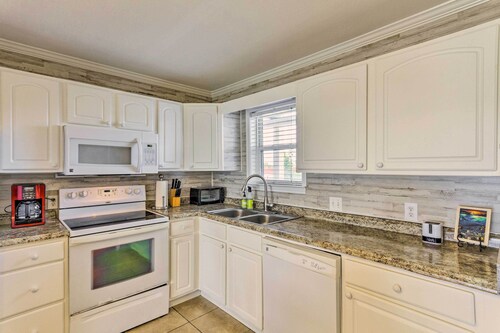 Fort Walton Beach Condo: Walk to Local Beach!