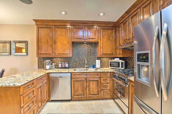 Interior - Dtwn Palm Springs Condo: Bbq, Pool, Fire Pit, Etc! (Palm Springs)