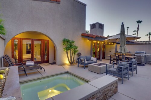 Dtwn Palm Springs Condo: Bbq, Pool, Fire Pit, Etc!