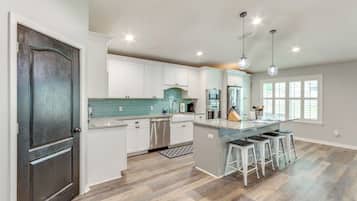 House (4 Bedrooms) | Interior