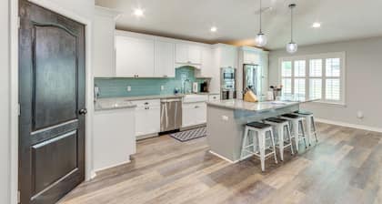 Spacious Home w/ Sunroom, 15 Mi to Pensacola!