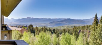 10 Mi to Keystone Slopes: Mtn-view Condo!