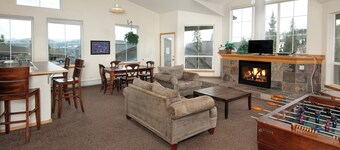 10 Mi to Keystone Slopes: Mtn-view Condo!