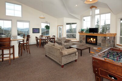 10 Mi to Keystone Slopes: Mtn-view Condo!