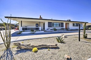 Exterior - Desert Retreat w/ Backyard Oasis & Mtn Views! (Twentynine Palms)