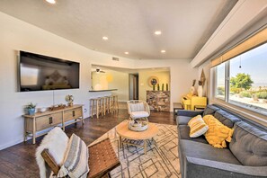 Tv, ett bordtennisbord och böcker