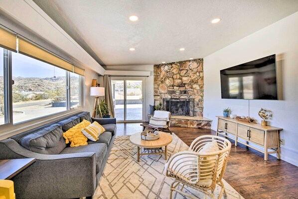 Hus (3 Bedrooms) | Vardagsrum | Tv, ett bordtennisbord och böcker