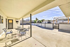 Outdoor dining - Desert Retreat w/ Backyard Oasis & Mtn Views! (Twentynine Palms)