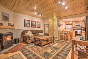 Interior - Cozy Family Condo in Mammoth Lakes w/ Balcony (Mammoth Lakes)