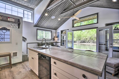 Floating Home on Columbia River w/ Provided Kayaks