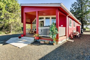House (2 Bedrooms) | Interior - Ocean Shores Retreat w/ Porch & Canal Views! (Ocean Shores)