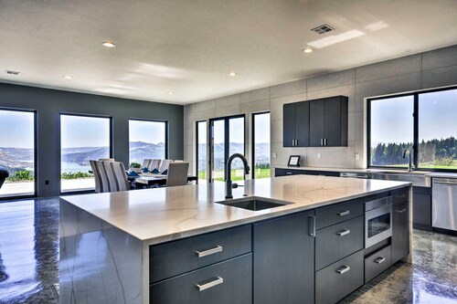 Luxury Home w/ Views - 5 Min to Columbia River
