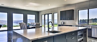 Luxury Home w/ Views - 5 Min to Columbia River