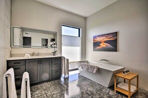 Interior - Luxury Home w/ Views - 5 Min to Columbia River (Underwood)