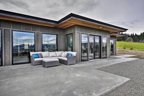 Interior - Luxury Home w/ Views - 5 Min to Columbia River (Underwood)