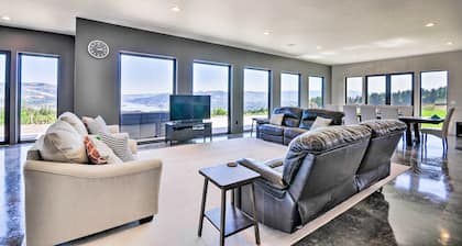 Luxury Home w/ Views - 5 Min to Columbia River