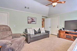 House (2 Bedrooms) | Interior - Cozy Skyforest Cabin ~ 1 Mi to Lake Arrowhead! (Skyforest)