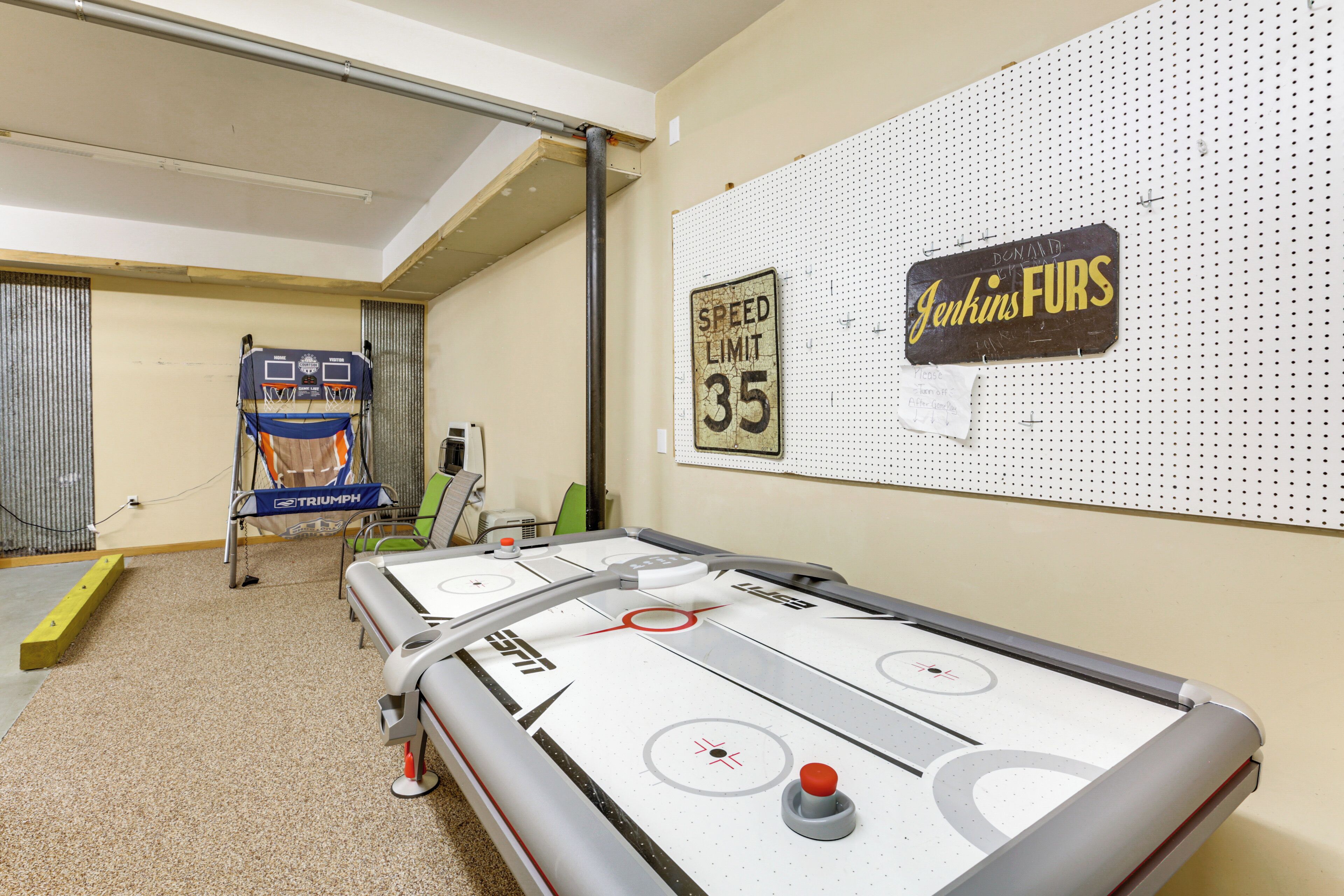 Huoneessa on shuffleboard-pöytä, nopeusrajoitusta osoittava liikennemerkki ja seinä, jossa on kyltti, jossa lukee: ”Jenkins Furs”.