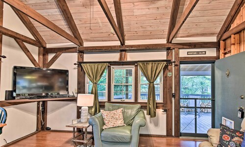 6 Mi to Grandfather Mountain Park: Cottage w/ Deck