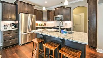 Apartment (3 Bedrooms) | Front of property