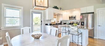 Carefree Coastal Getaway - Walk to Long Beach