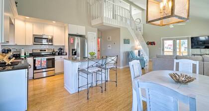 Carefree Coastal Getaway - Walk to Long Beach