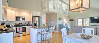 Carefree Coastal Getaway - Walk to Long Beach