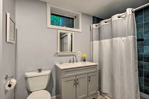 Apartment (2 Bedrooms) | Interior - Martha's Vineyard Apt ~ 1 Mile to Inkwell Beach! (Oak Bluffs)