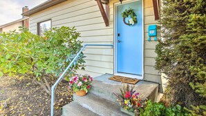 A house with a blue front door, a porch with steps, and a mailbox. - High-end & Homey Family Abode: Walk Downtown! (Coeur d'Alene)