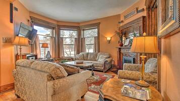 House (5 Bedrooms) | Interior