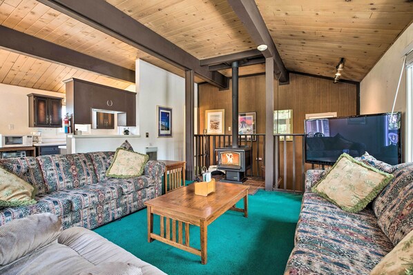 Interior - Mammoth Lakes Townhome < 2 Mi to Ski Area! (Mammoth Lakes)