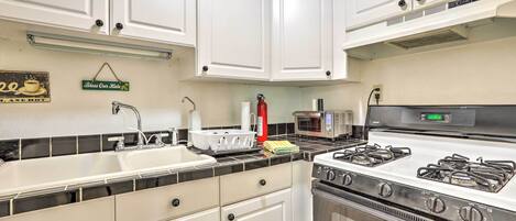 Cottage (4 Bedrooms) | Bếp riêng | Lò vi sóng, lò nướng, bếp nấu, máy rửa bát