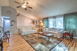 TV, fireplace, books - Scenic Woodland Park Cottage w/ Deck + Grill! (Woodland Park)