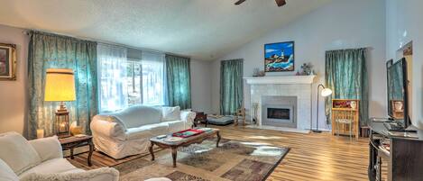 คอทเทจ (4 Bedrooms) | บริเวณนั่งเล่น | ทีวี, เตาผิง, หนังสือ