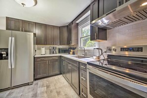 House (2 Bedrooms) | Private kitchen | Oven, stovetop, spices, paper towels