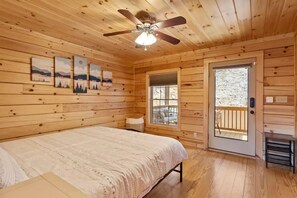 3 bedrooms, iron/ironing board, WiFi, bed sheets - AVL Getaway •  Mnt View • Decks •  Pool Table (Asheville)