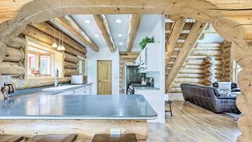 House (5 Bedrooms) | Interior