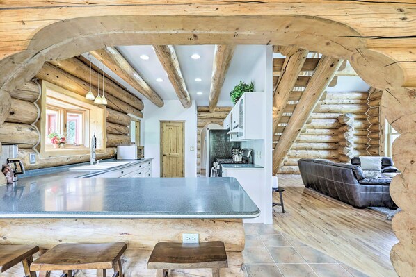 House (5 Bedrooms) | Interior